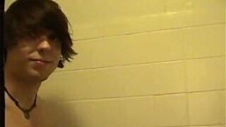 Sexy men He lathers up and scrubs his smooth, toned bod before porn video